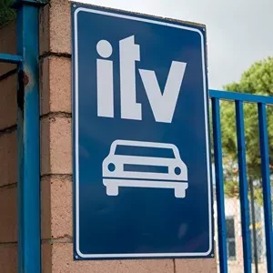 ¿Se puede pasar la ITV sin seguro?: Cómo evitar una multa